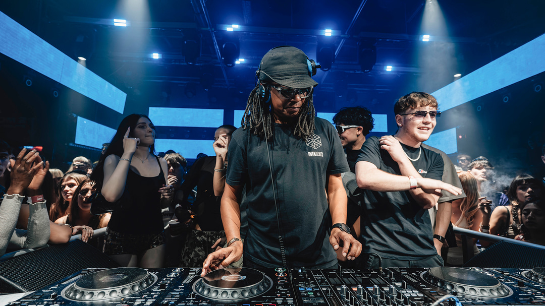 Photo of set Bailey.