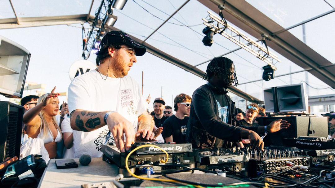 Photo of set DJ BORING b2b salute.