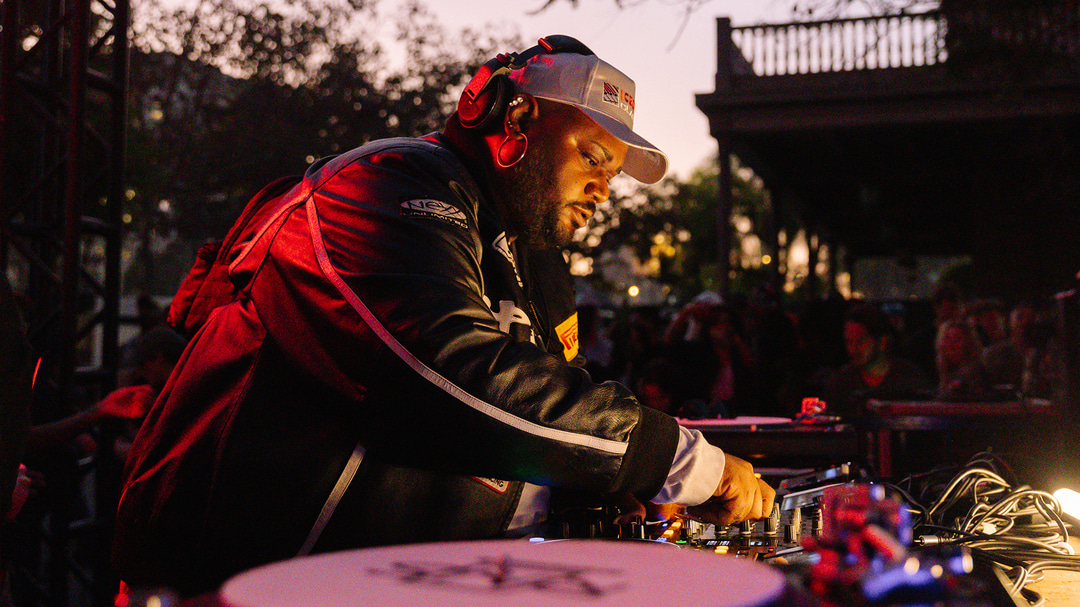 Photo of set Erika Kayne.