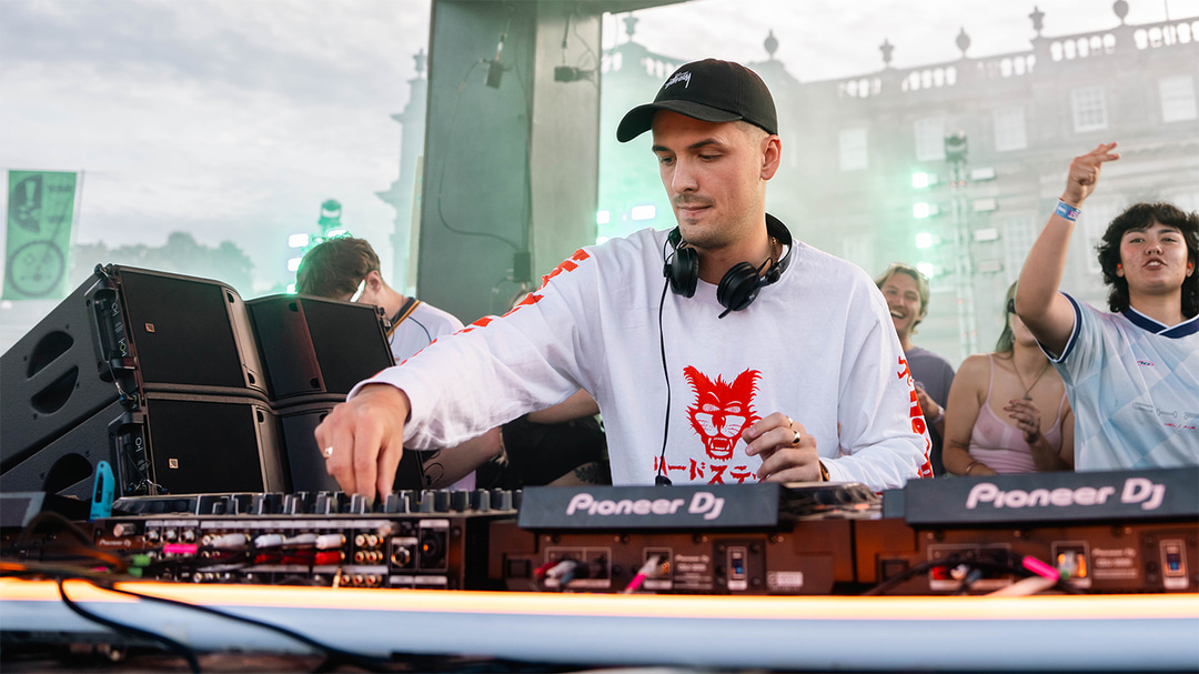 Photo of set Ewan McVicar.