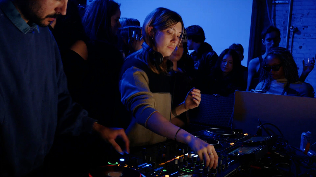 Photo of set Kassie Krut.