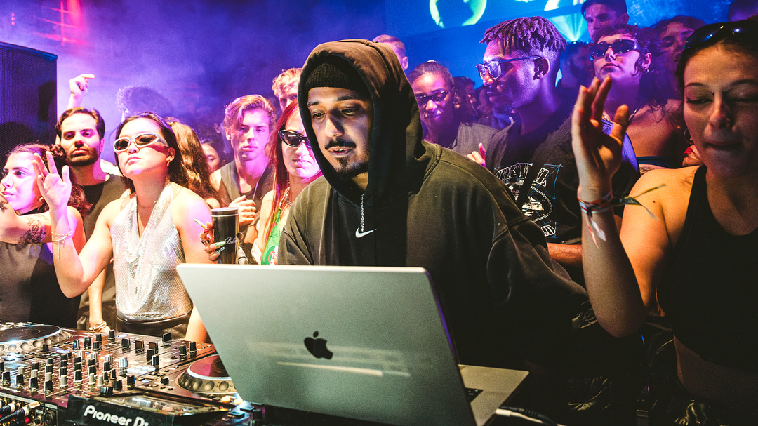 Photo of set Kelman Duran.