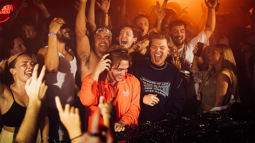 Photo of set Elliot Schooling & Liam Palmer.