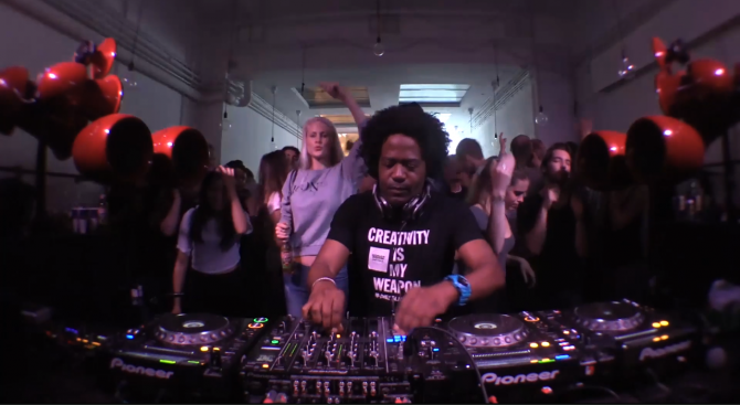 Photo of set DJ Pierre.
