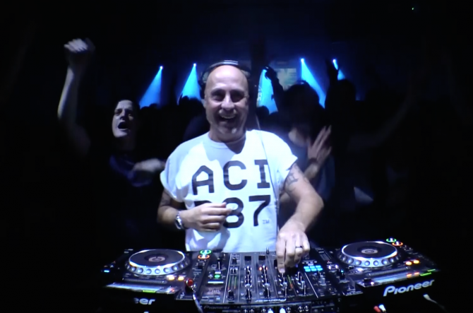 Photo of set Altern 8 (Mark Archer).