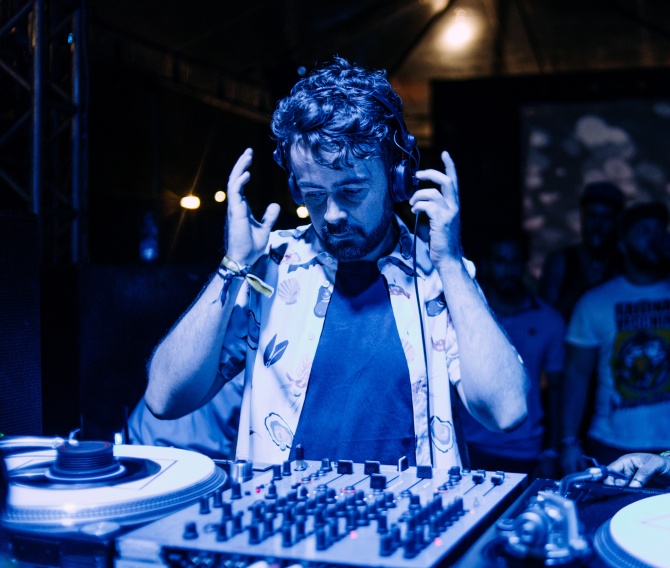 Photo of set John Gómez.