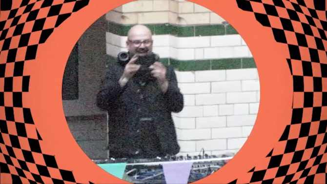 Photo of set Jon Dasilva.