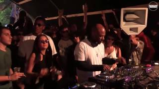 Photo of set Guy hanging from pole @ Dekmantel.