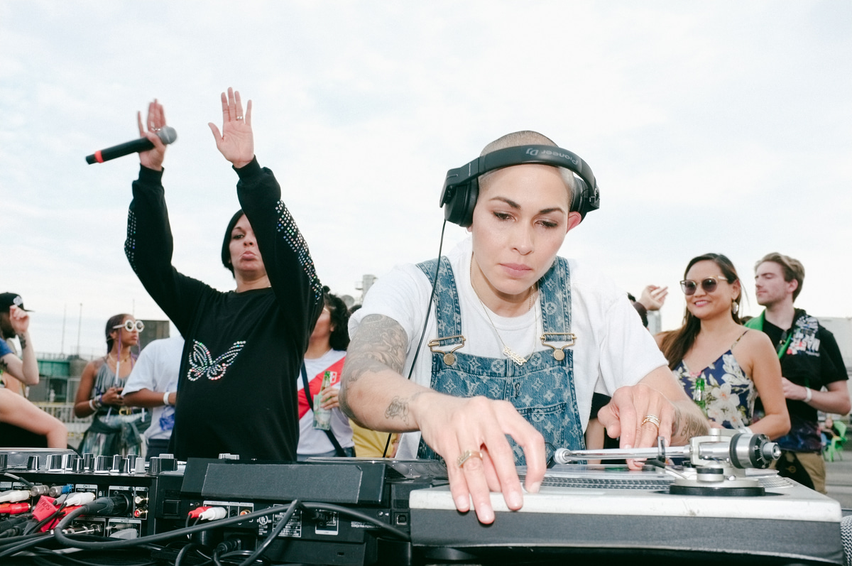 Photo of set Nina Sky.