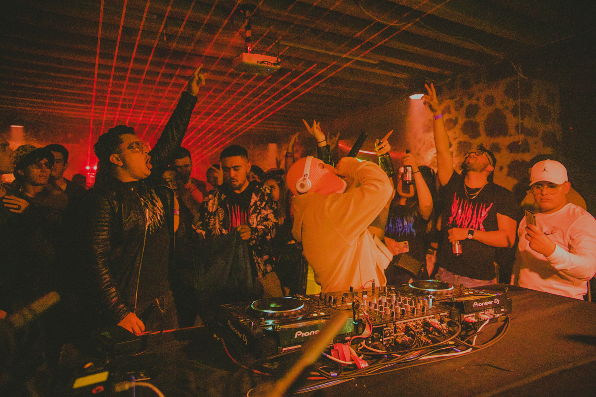 Photo of set DAM DAM.