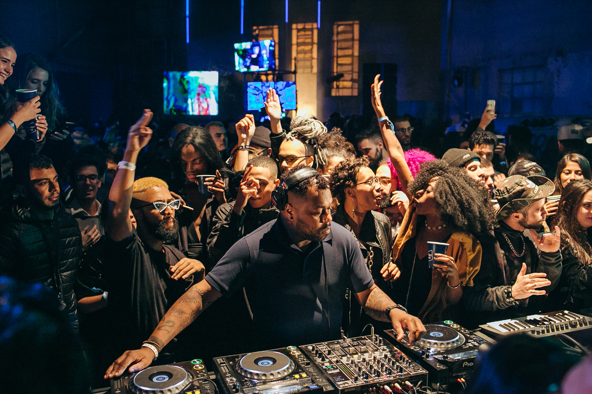 Photo of set Derrick Carter.