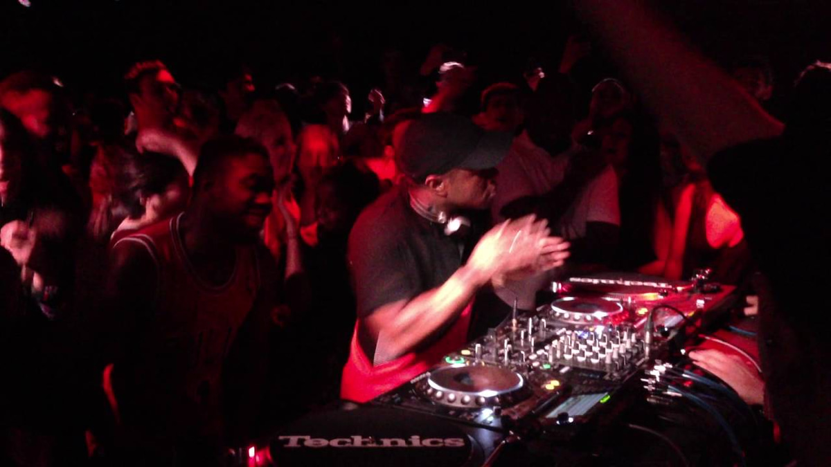 Photo of set DJ EZ.