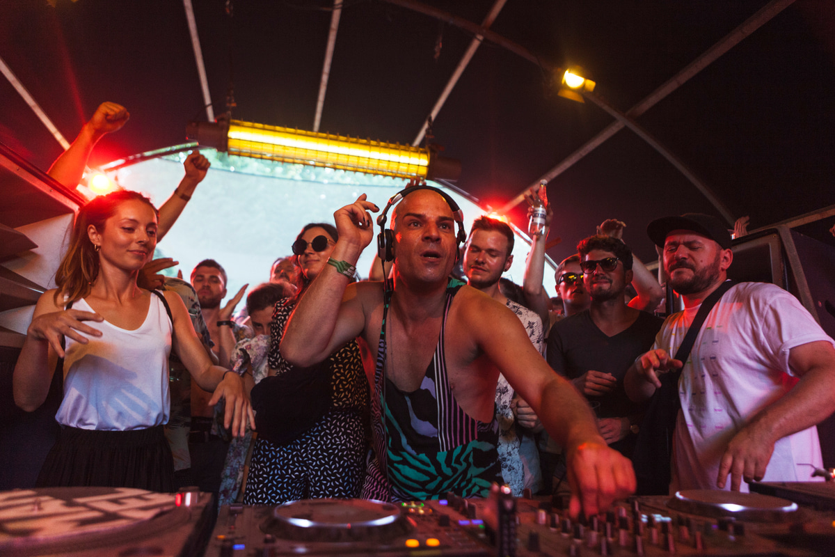 Photo of set David Vunk.