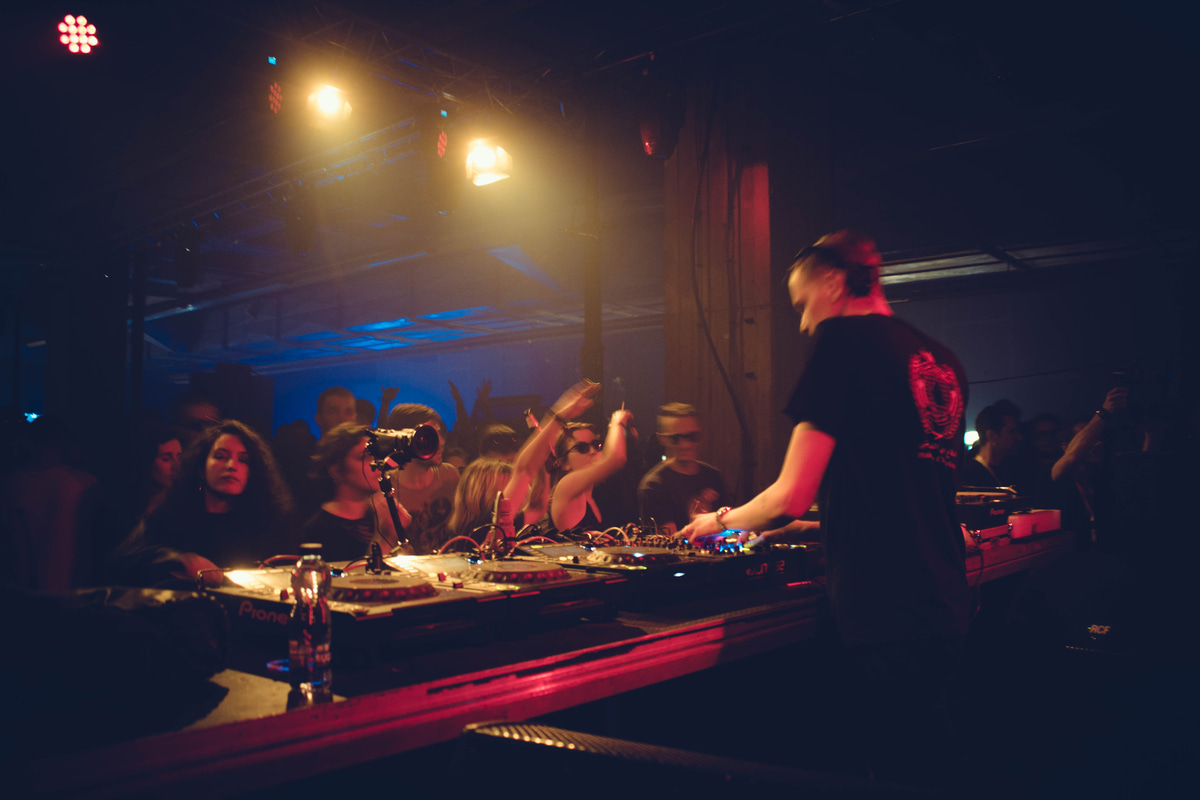 Photo of set Anthony Linell.