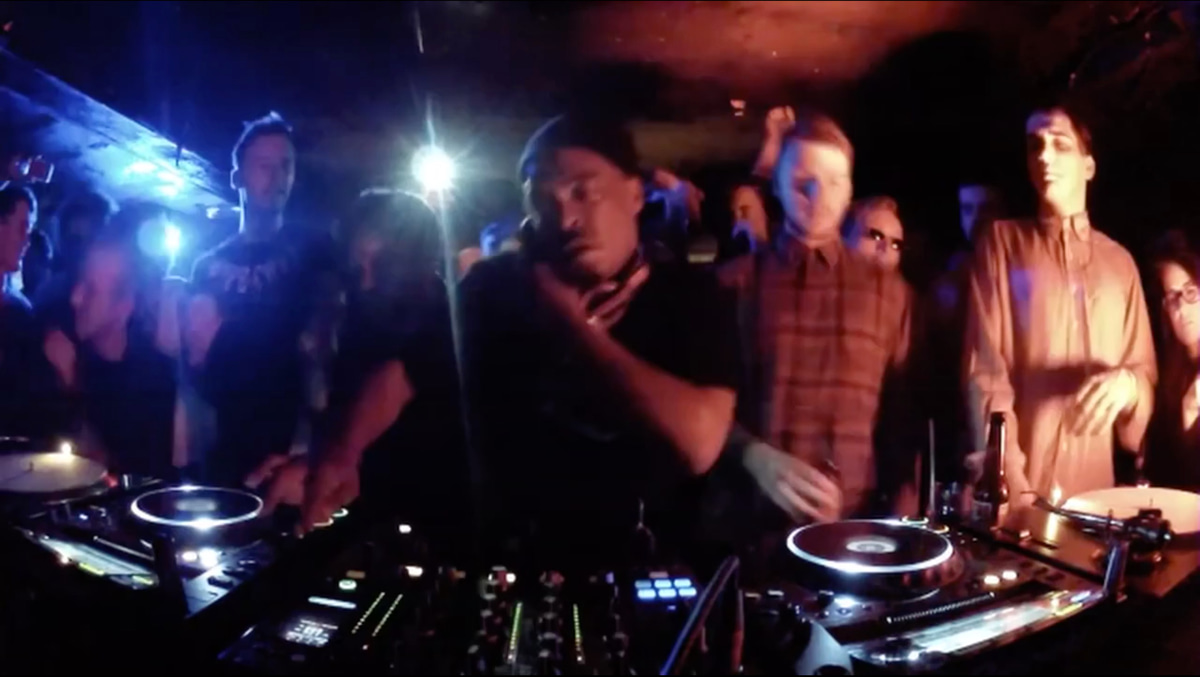 Photo of set Roy Davis Jr.