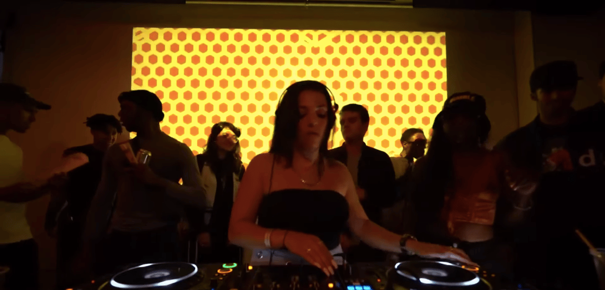 Photo of set Amy Becker.