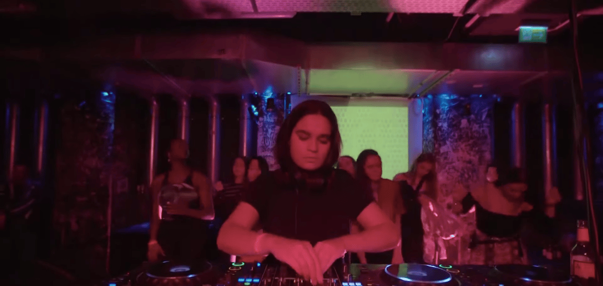 Photo of set Maendi.