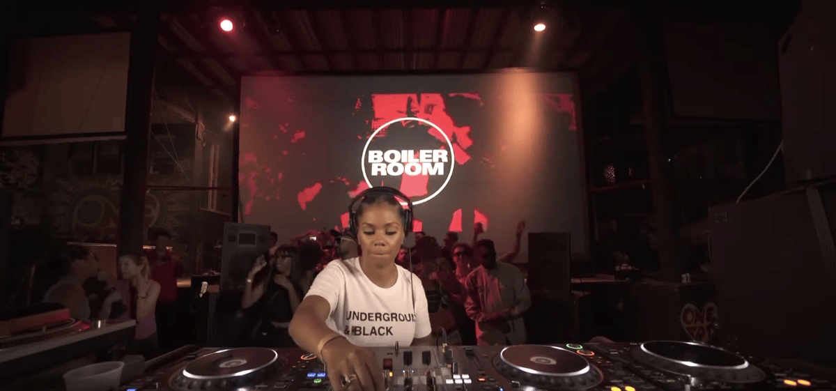 Photo of set Ash Lauryn.