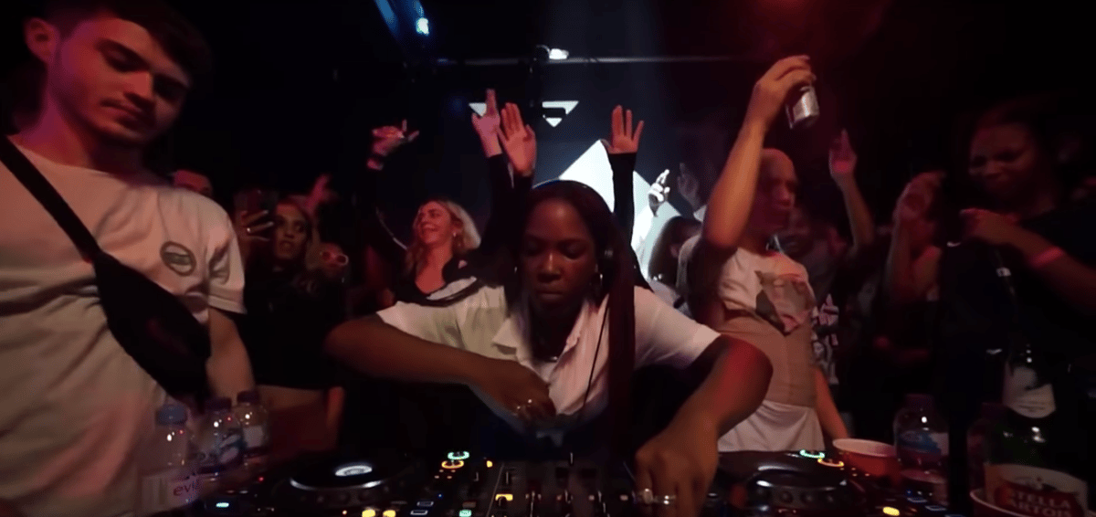 Photo of set OK Williams.