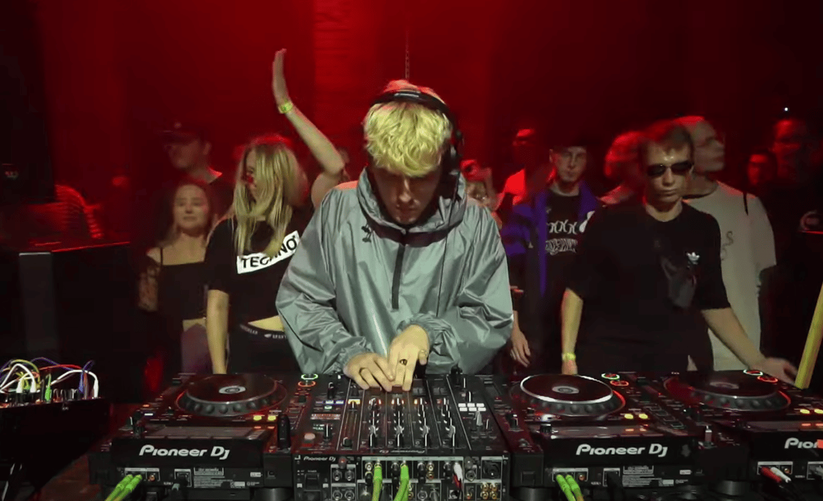 Photo of set Tommy Holohan.