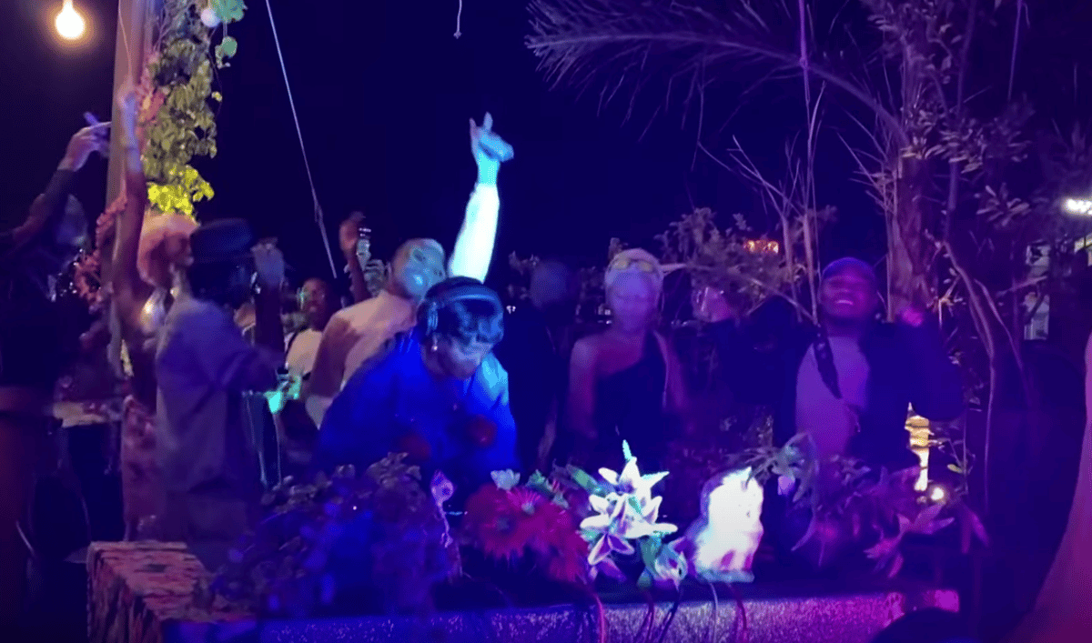 Photo of set Gina Jeanz.