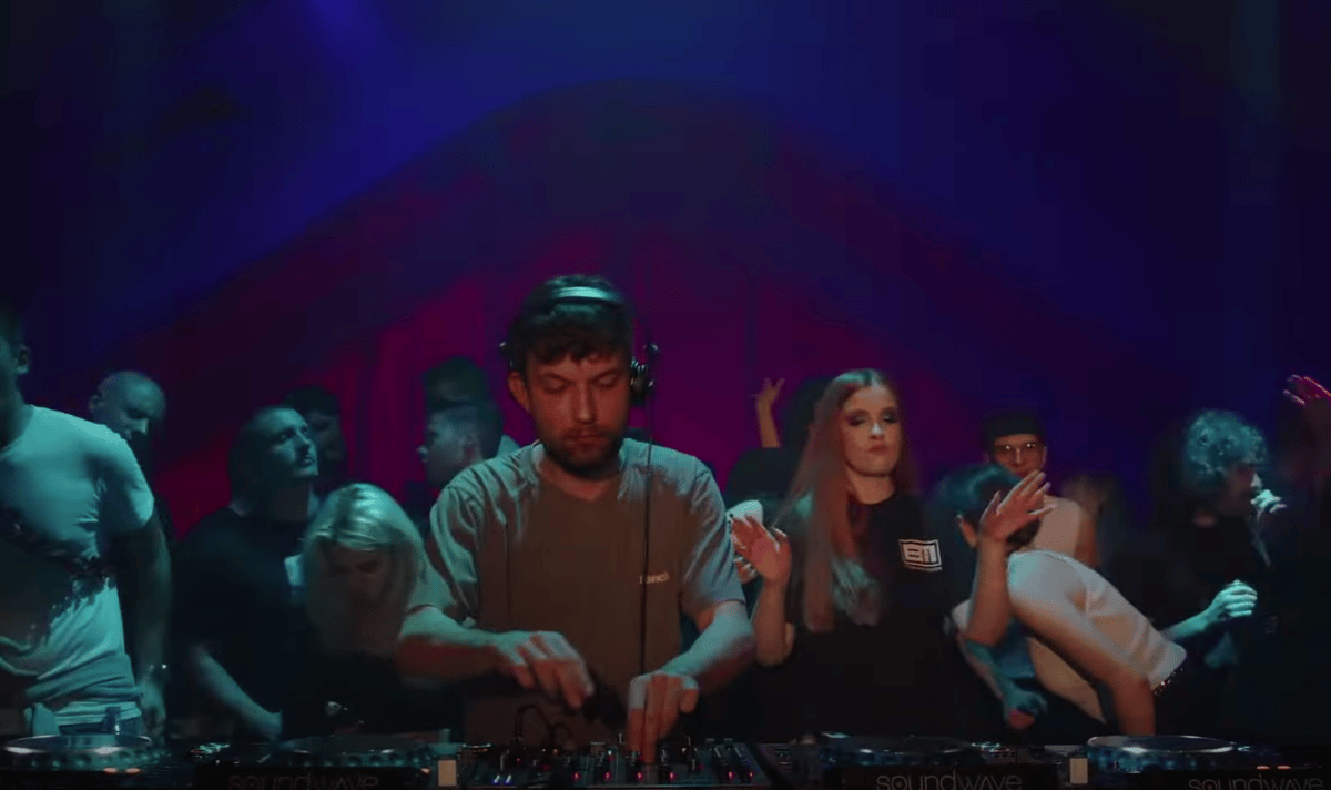 Photo of set Milo Raad.