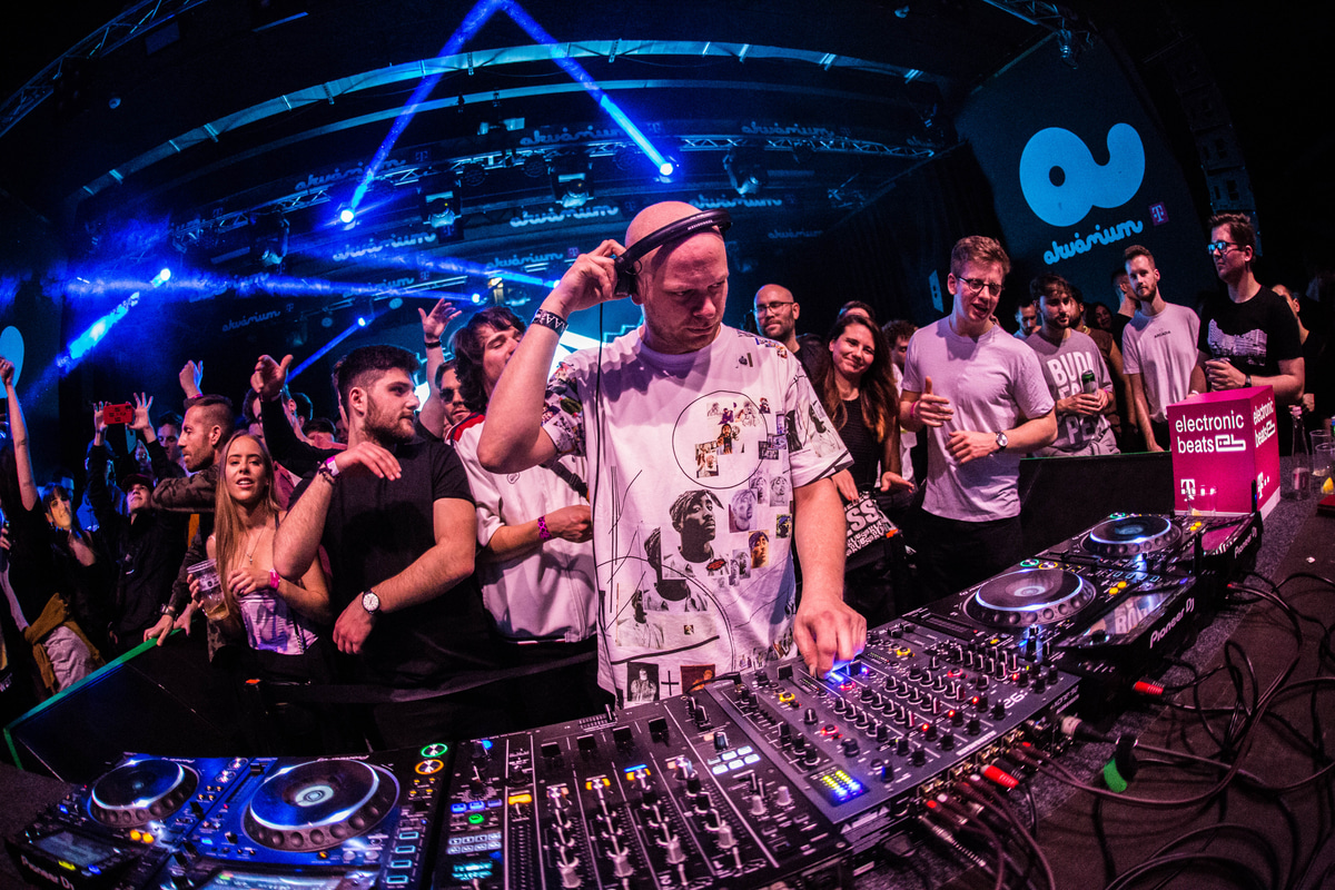 Photo of set Tom Trago.