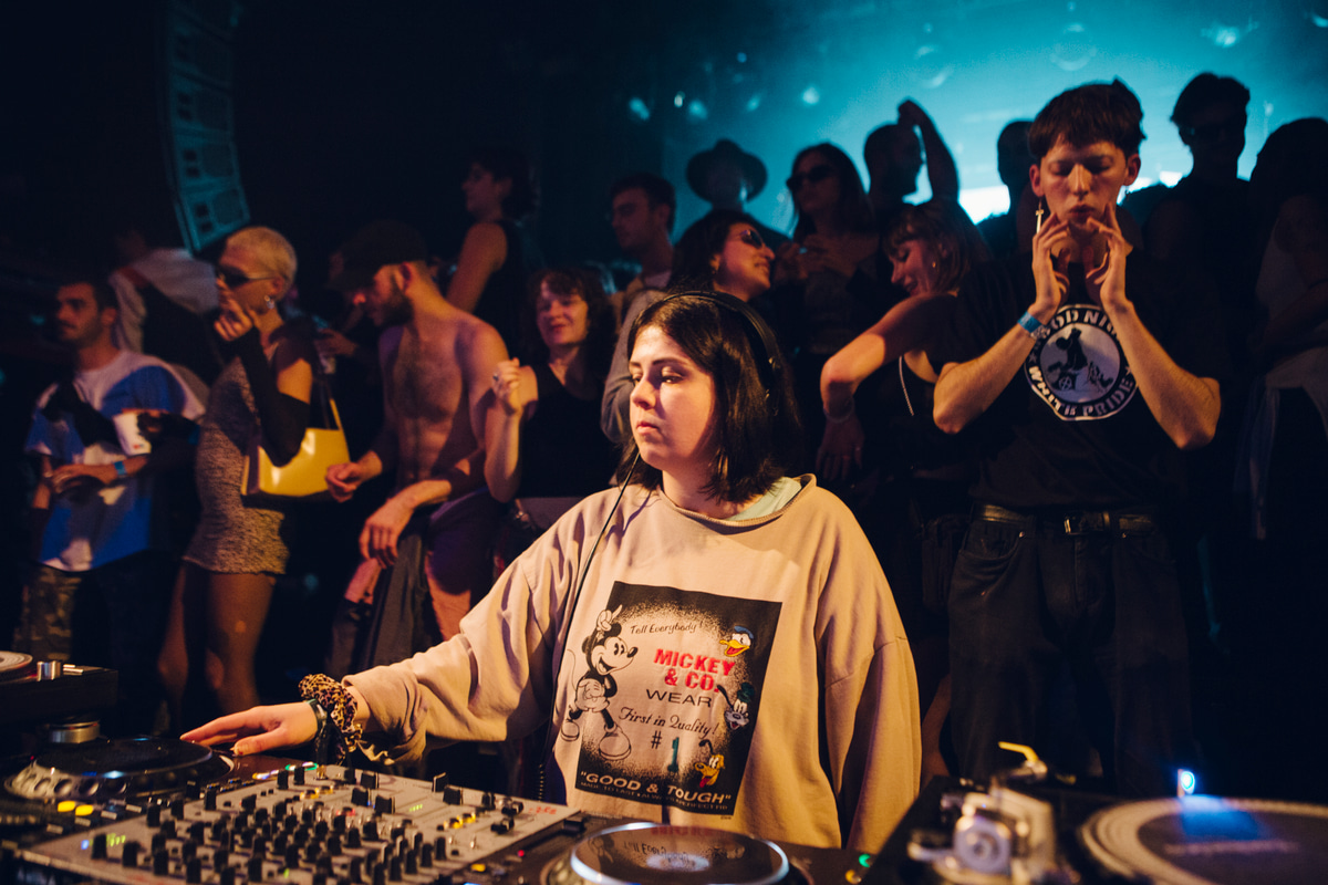 Photo of set D. Tiffany.