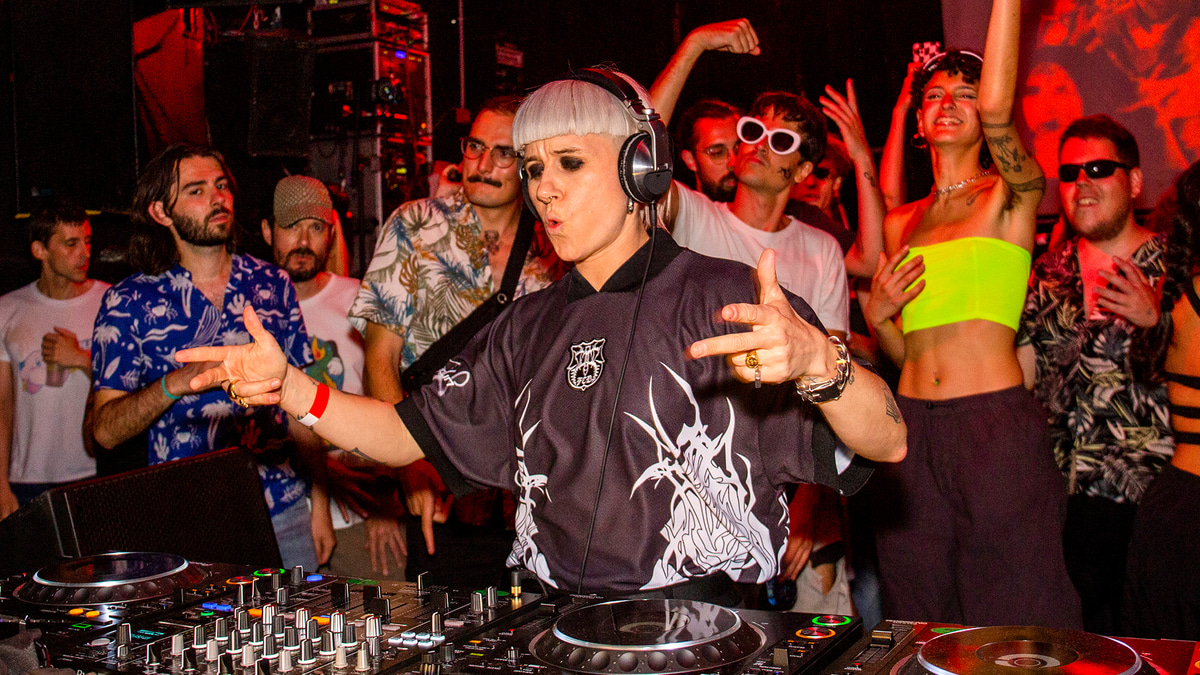 Photo of set Cora Novoa.