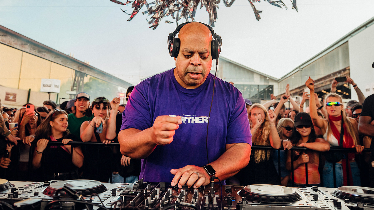 Photo of set DJ Bone.