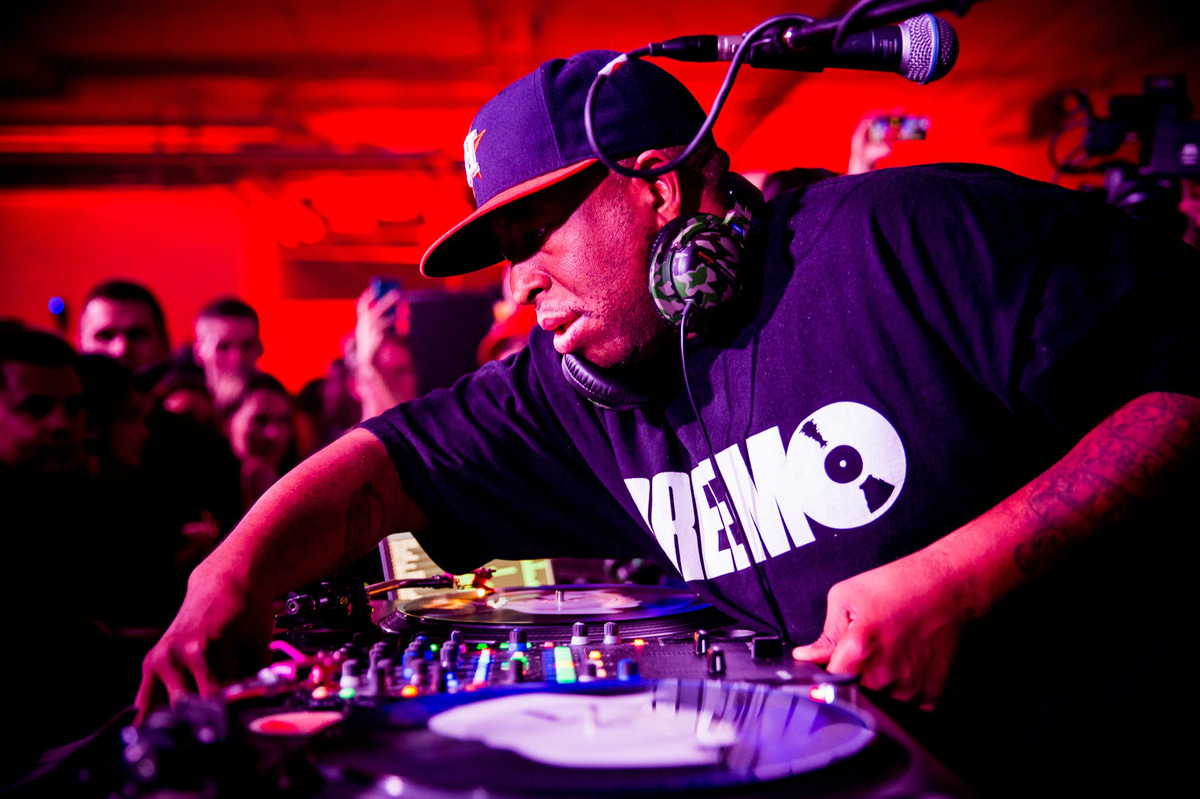 Photo of set DJ Premier.