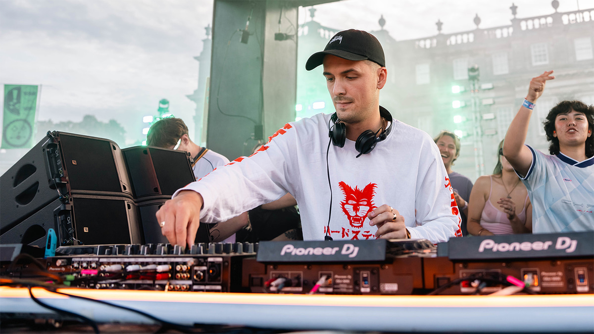 Photo of set Ewan McVicar.