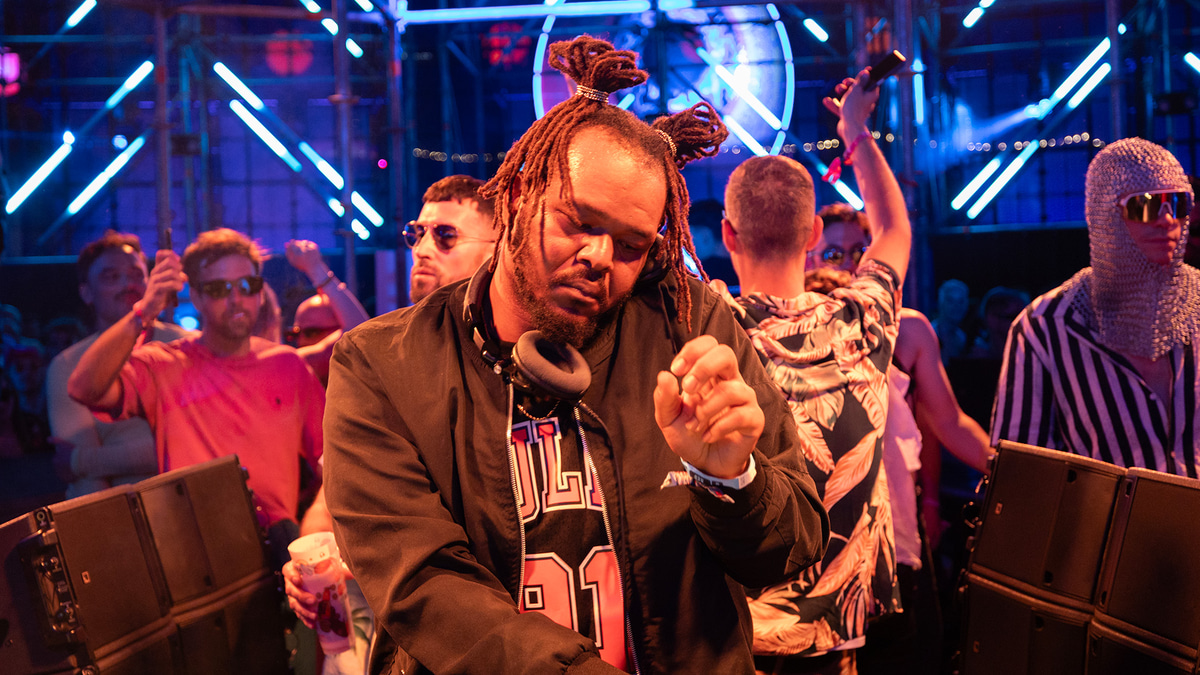 Photo of set Heavee.