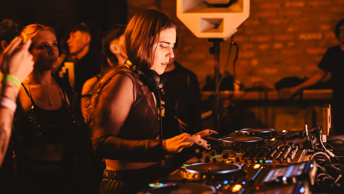 Photo of set Isabel Soto.