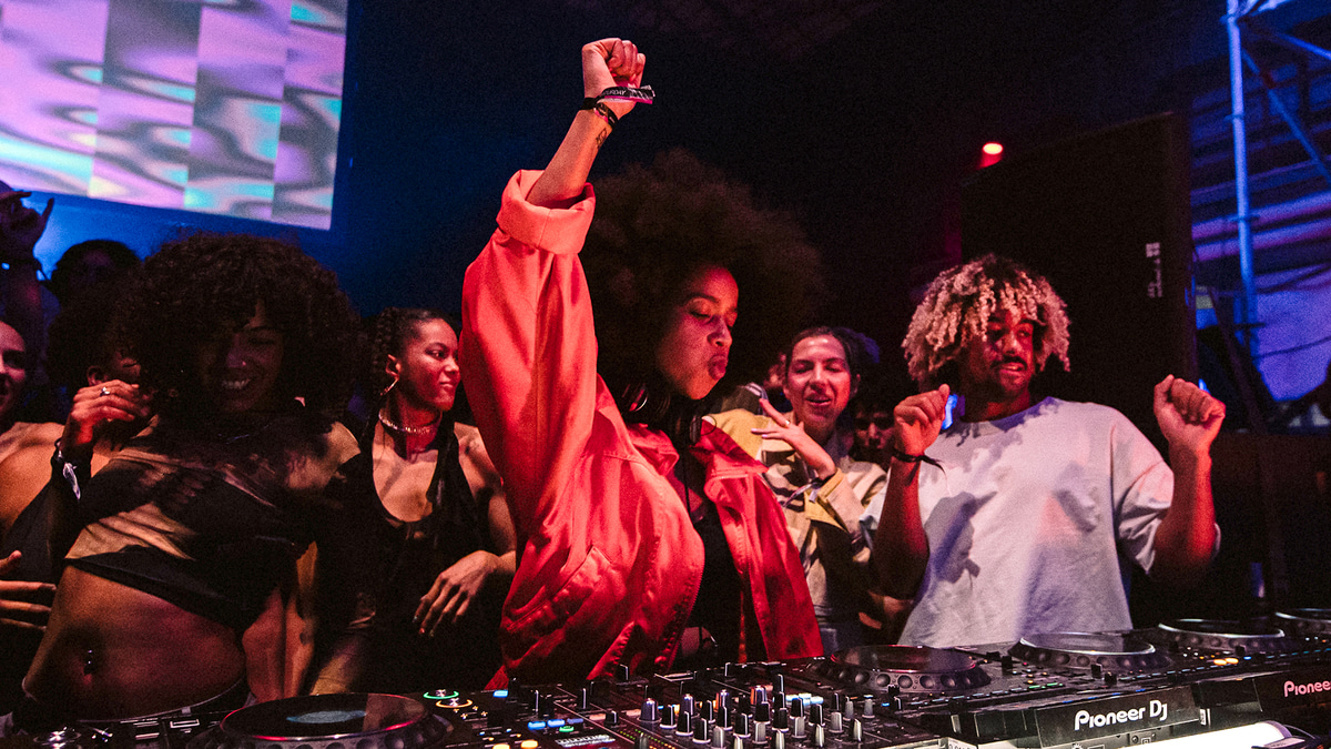 Photo of set Natalie Robinson.