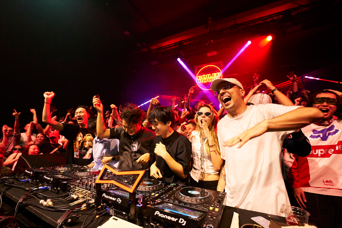 Photo of set play in stereo.