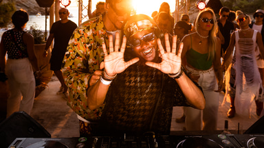 Photo of set Ade Smilez.